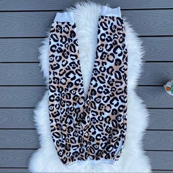 Fleece Cheetah Lounge Set - Picture 5 of 7